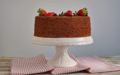 Chiffon cake alle fragole e cioccolato fondente