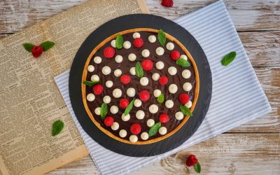 Torta di frolla con frangipane e ganache al cioccolato